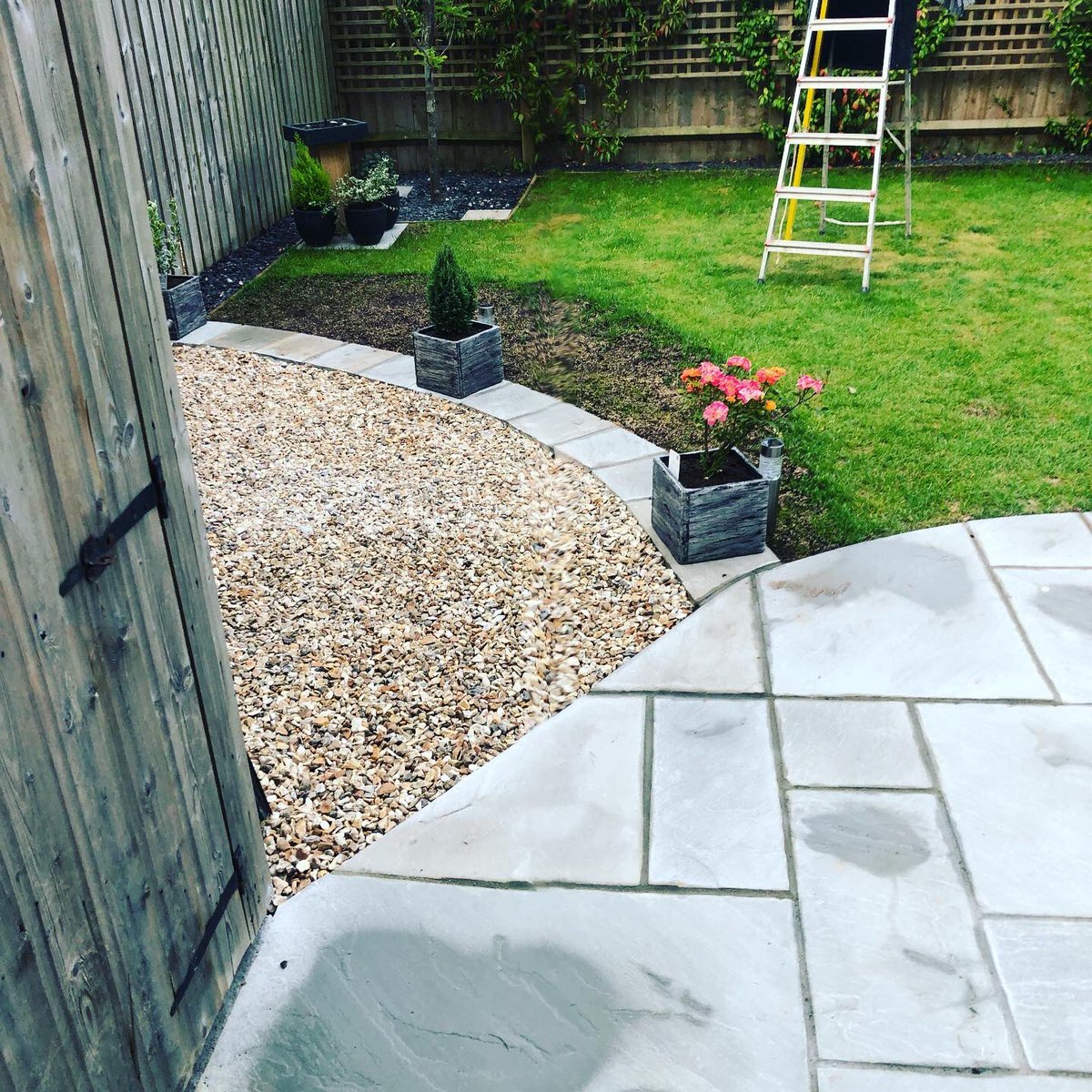 DLPLEDGERBUILD1's tweet photo. Recently finished patio and garden area. New patio laid using kandla grey indian slate sandstone #patio #kandlagrey #sandstone https://t.co/iHrGf730ur