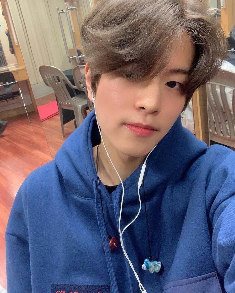 5. his hair: i literally can talk about how soft and fluffy his hair looks ALL DAY. like it looks like a cotton candy, it just looks so, so, SO SOFT i just want to play with his hair so bad?? seungmin?? please??