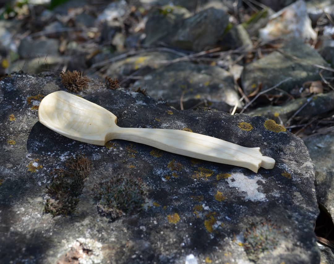 I love how this small eating #spoon turned out!
It was #carved from a bent #brench.
