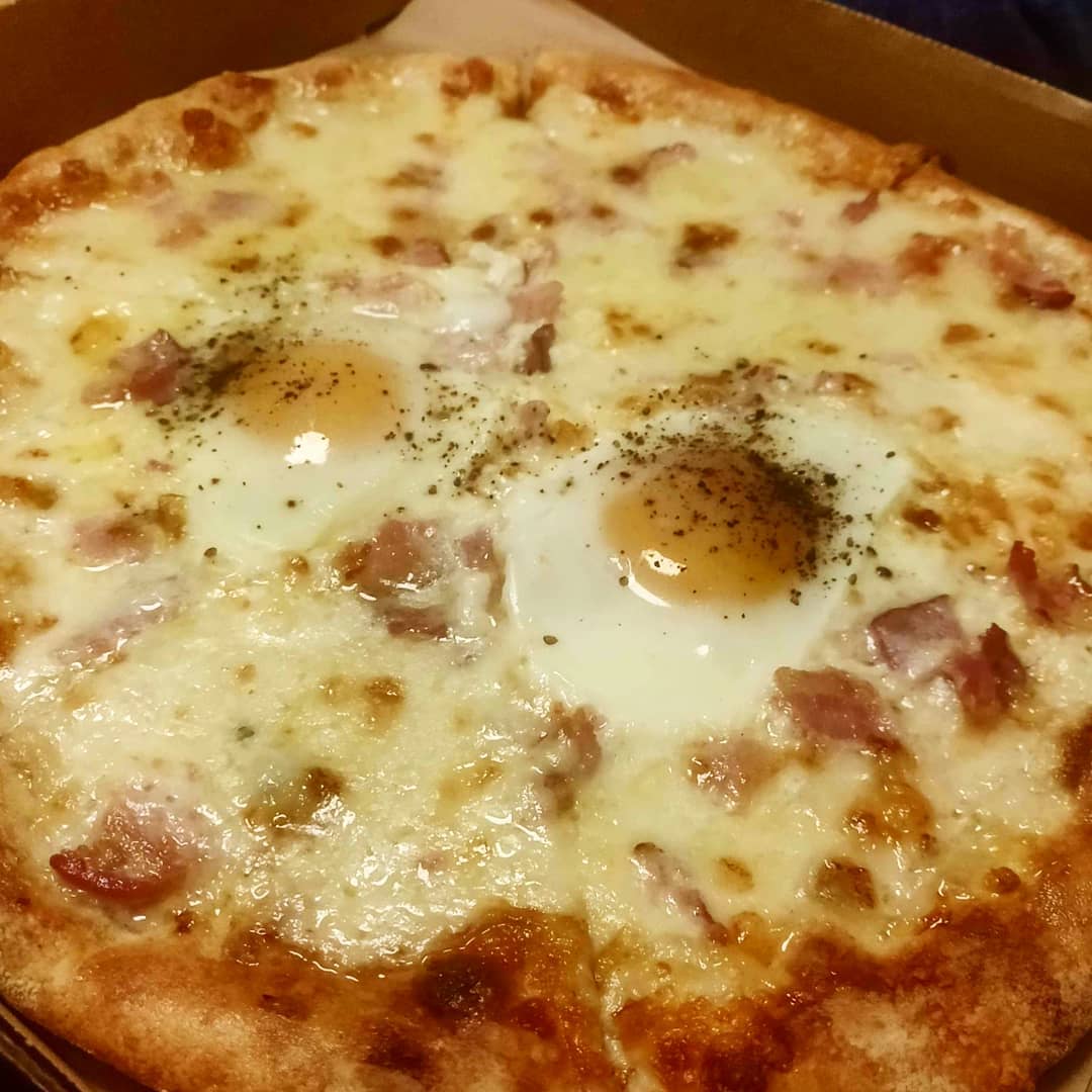 The perfect runny yolk... 🤤 🍳 
________________
📷: @mariemypizza