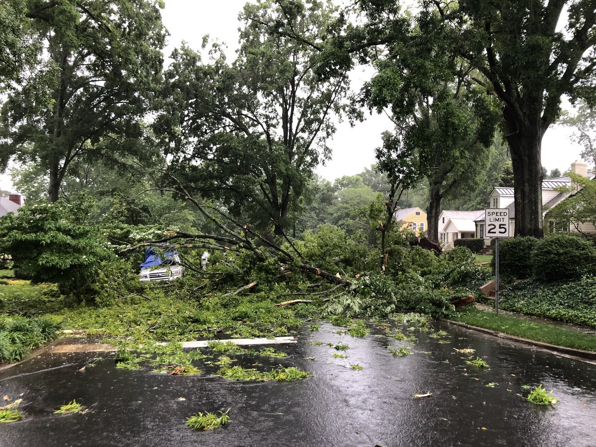 Tree blocking Roswell at Lorene, not Pender. No power line affected here, although power is out all over this area (Club Colony neighborhood, Myers Park).  #cltwx  #charlotte
