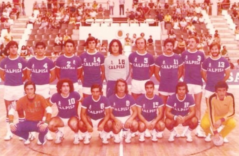jb_raggio's tweet photo. Plantilla del C.B.Calpisa en su victoria contra el At. de Madrid el 14/9/1975 por 19-12 en el Pabellón Central.
🔘Santos Labaca, Mirete, Lafuente, Nacho Novoa, De Miguel, Mitrovic, Poli, Albisu, Tauré, López, Goyo, Antón, Pitiu Rochel, Castaño, Mario y "Papitu" Perramón.
#Calpisa https://t.co/0IKCLrzsIw