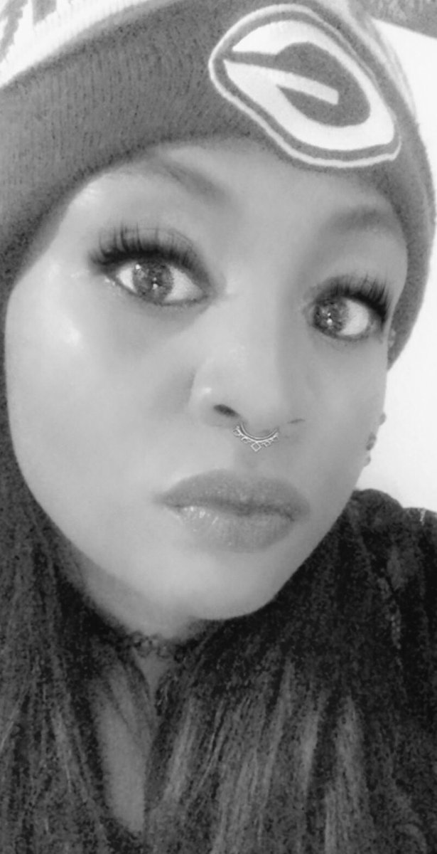 spookybatqueen's tweet photo. #HappyFriday #GoPackGo #Smile #greenandgold #packergirl https://t.co/i1NWm3D8B9