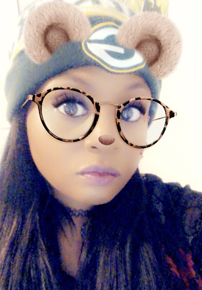 spookybatqueen's tweet photo. #HappyFriday #GoPackGo #Smile #greenandgold #packergirl https://t.co/i1NWm3D8B9