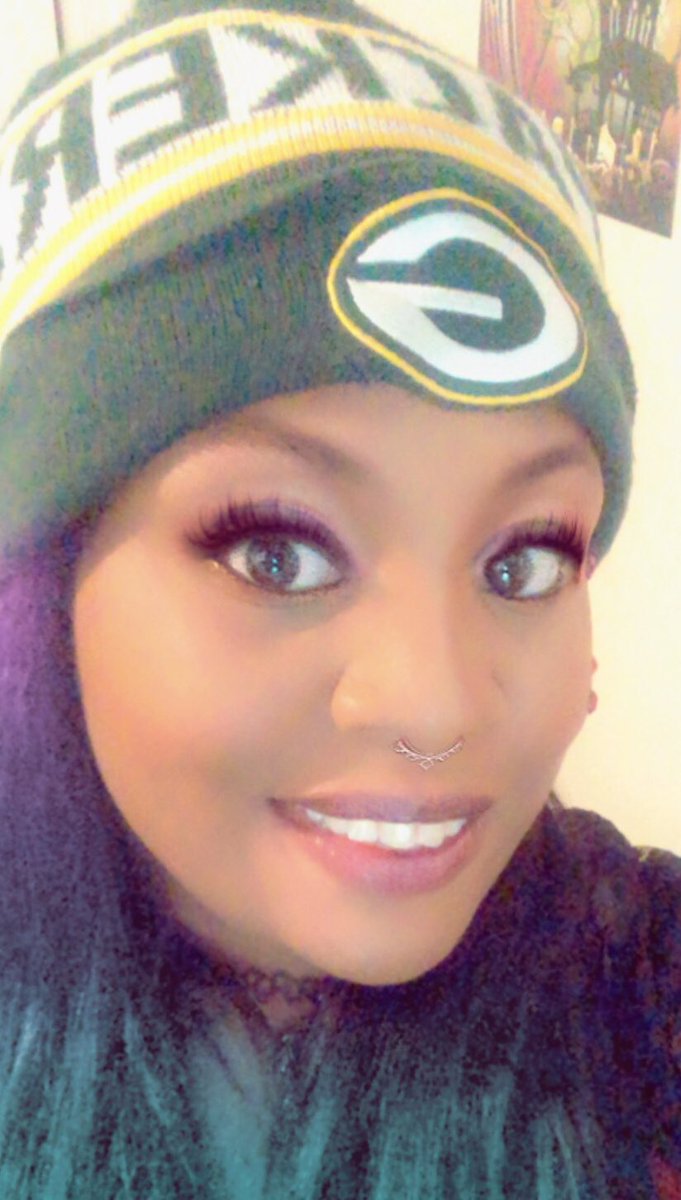spookybatqueen's tweet photo. #HappyFriday #GoPackGo #Smile #greenandgold #packergirl https://t.co/i1NWm3D8B9