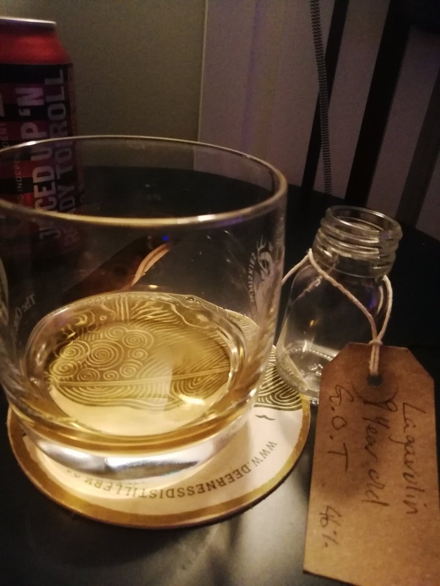 DramofWar's tweet photo. Opened this #drample of the @DiageoGB Game of Thrones, 9yo @LagavulinWhisky as my first #FridayNightDram tonight. Very nice, smooth and smokey #whisky #GameOfThrones https://t.co/rlhj20qi1i