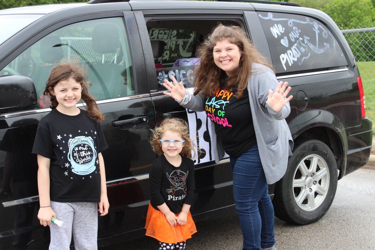 PlatteCountyR3's tweet photo. We love a parade! Great to see so many families on the last day of school! Have a great summer—we’re #PCR3Proud of you! https://t.co/AVmogVr7ww