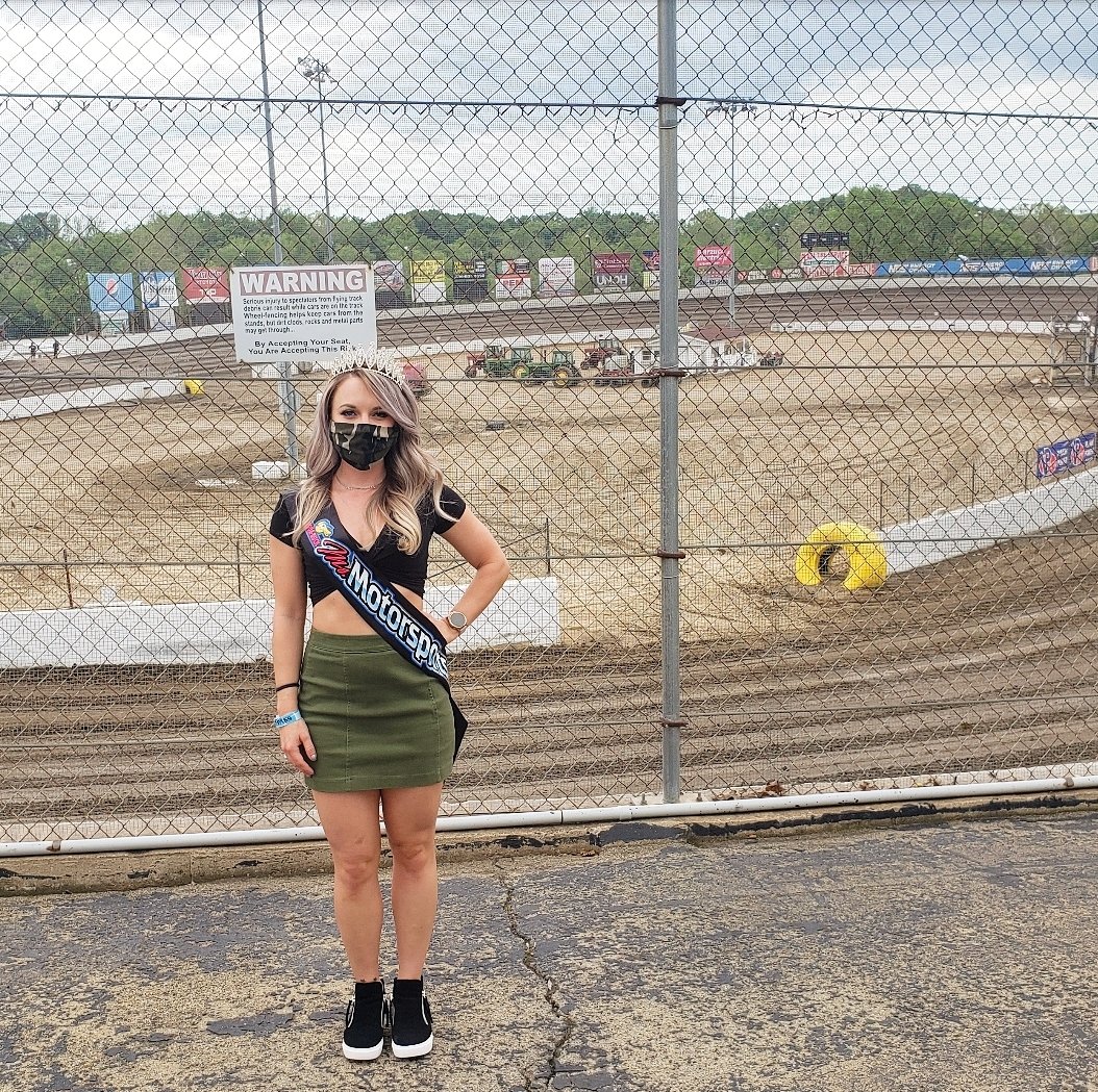 dre_0713's tweet photo. It's RACE DAY!🤩 15 hours later and I'm here at @I55Raceway with @WorldofOutlaws!! I have some goodies for the kids(sanitized of course) including a coloring contest where the winner will get a prize pack! Stop bye n say hello! #bucketlisttrack #tweetyourseat @WingedNation https://t.co/JB2qdCktcc