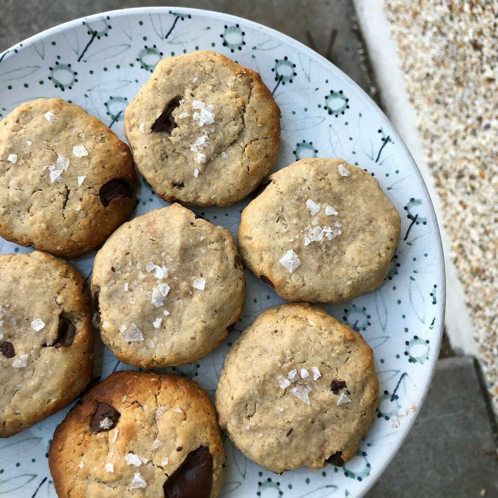 app_sprout's tweet photo. Salted choc tahini cookies! Tahini is a sesame seed spread and it works well to bind the cookies together and give them a super nice smooth texture. These cookies are completely vegan and 100% delicious🤤  I also used spelt flour which was a super nice addition #Sprout #plant… https://t.co/gDpCooVQLJ