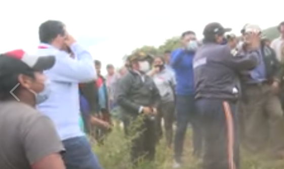 unitelbolivia's tweet photo. Bloqueadores agredieron a un equipo de prensa de Unitel en Mairana
Ver más: https://t.co/vNhF8MzbCi https://t.co/8kdN8mm8EC