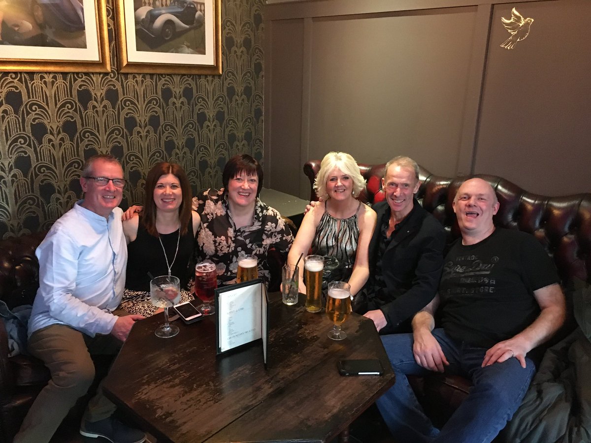 lpat81's tweet photo. Throwback to the time between Christmas and New Year when no one knew what day it was. Out of lockdown goals. I can’t wait #bustravels #nobra #cocktails #missgreg&amp;jules #greggssausagerolls @vicky_copshaw @cuthbertgreg @Copshawlad @Cameron18656493 https://t.co/CpZQhb4Axc