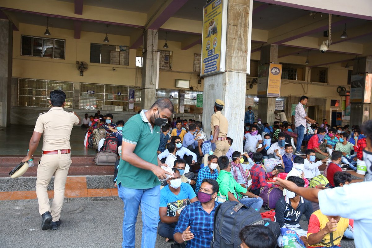  @rehabindia volunteers distributing Food Packages with the help of Railway Authorities & Police in Chennai Railway Station.  #MigrantWorkers travelling to WB including Women & Childrens who were hungry from several days were benefitted by this initiative. #Muslim_Saviours 160/n