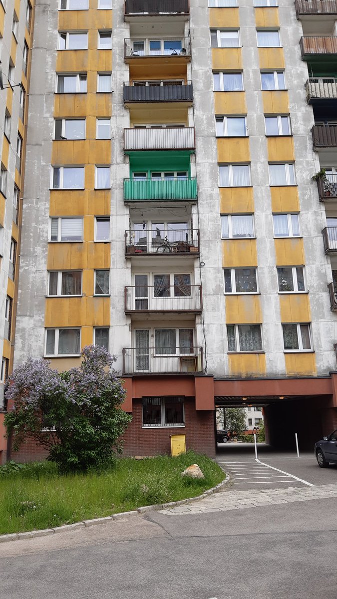 Katosyiokolice's tweet image. Ostatni rzut oka na plyte z tamtych lat zanim ją zakryją. #ospaderewskiego #bloki #katowice #silesia