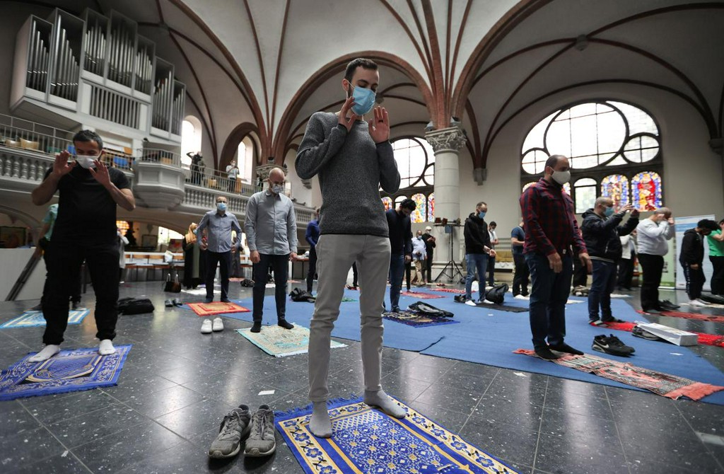 Muslims pray in Berlin church to comply with social distancing rules reuters.com/article/us-hea…