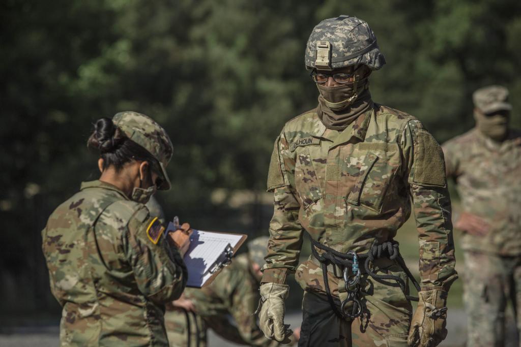 usarec's tweet photo. Basic Combat Training centers have implemented several safety measures to ensure the protection of our force. Trainees are using face masks, practicing social distancing and increasing cleaning rotations to keep the future #Soldiers and leaders healthy. 
https://t.co/PNQn36FbdP https://t.co/5xvlnaKUur
