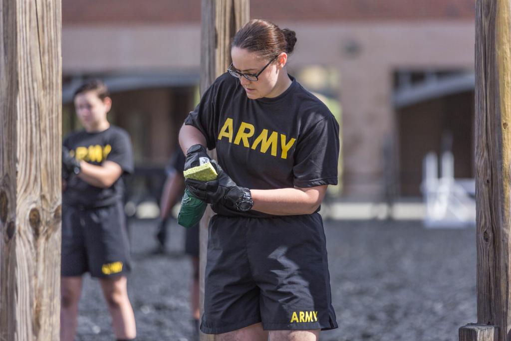 usarec's tweet photo. Basic Combat Training centers have implemented several safety measures to ensure the protection of our force. Trainees are using face masks, practicing social distancing and increasing cleaning rotations to keep the future #Soldiers and leaders healthy. 
https://t.co/PNQn36FbdP https://t.co/5xvlnaKUur