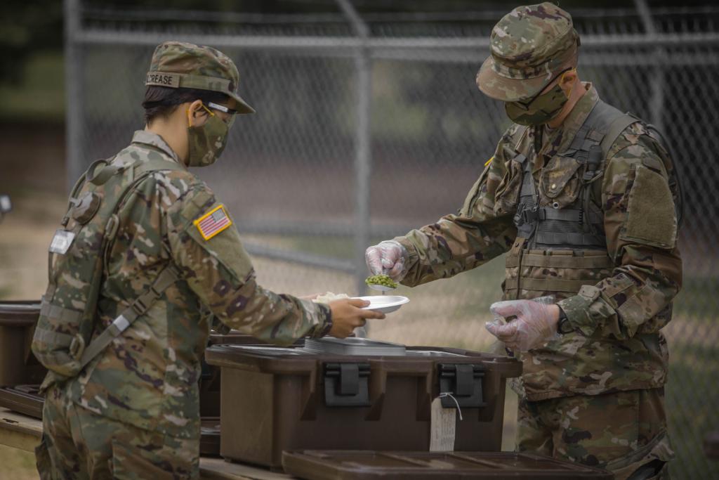 usarec's tweet photo. Basic Combat Training centers have implemented several safety measures to ensure the protection of our force. Trainees are using face masks, practicing social distancing and increasing cleaning rotations to keep the future #Soldiers and leaders healthy. 
https://t.co/PNQn36FbdP https://t.co/5xvlnaKUur