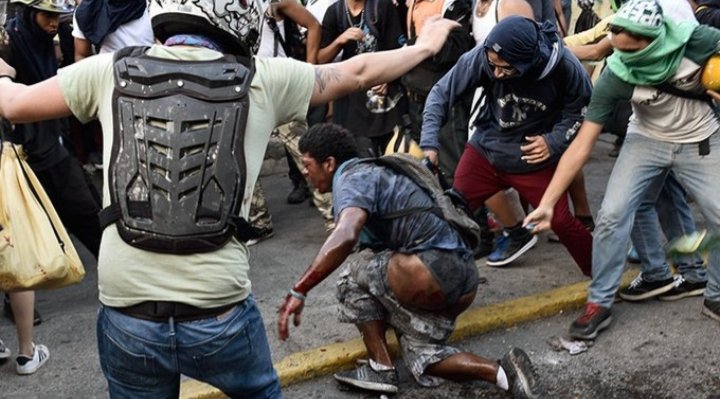 Gerardo4fPsuv's tweet photo. Tres años del horrendo crimen de Orlando Figuera, víctima del odio y la maldad, apuñalado y quemado vivo por parecer chavista.
Inicialmente hablaron de imágenes editadas y luego miserablemente que era un ladrón. Esta es la misma oposición criminal de hoy, prohibido olvidar! https://t.co/sn4Ca4shiM
