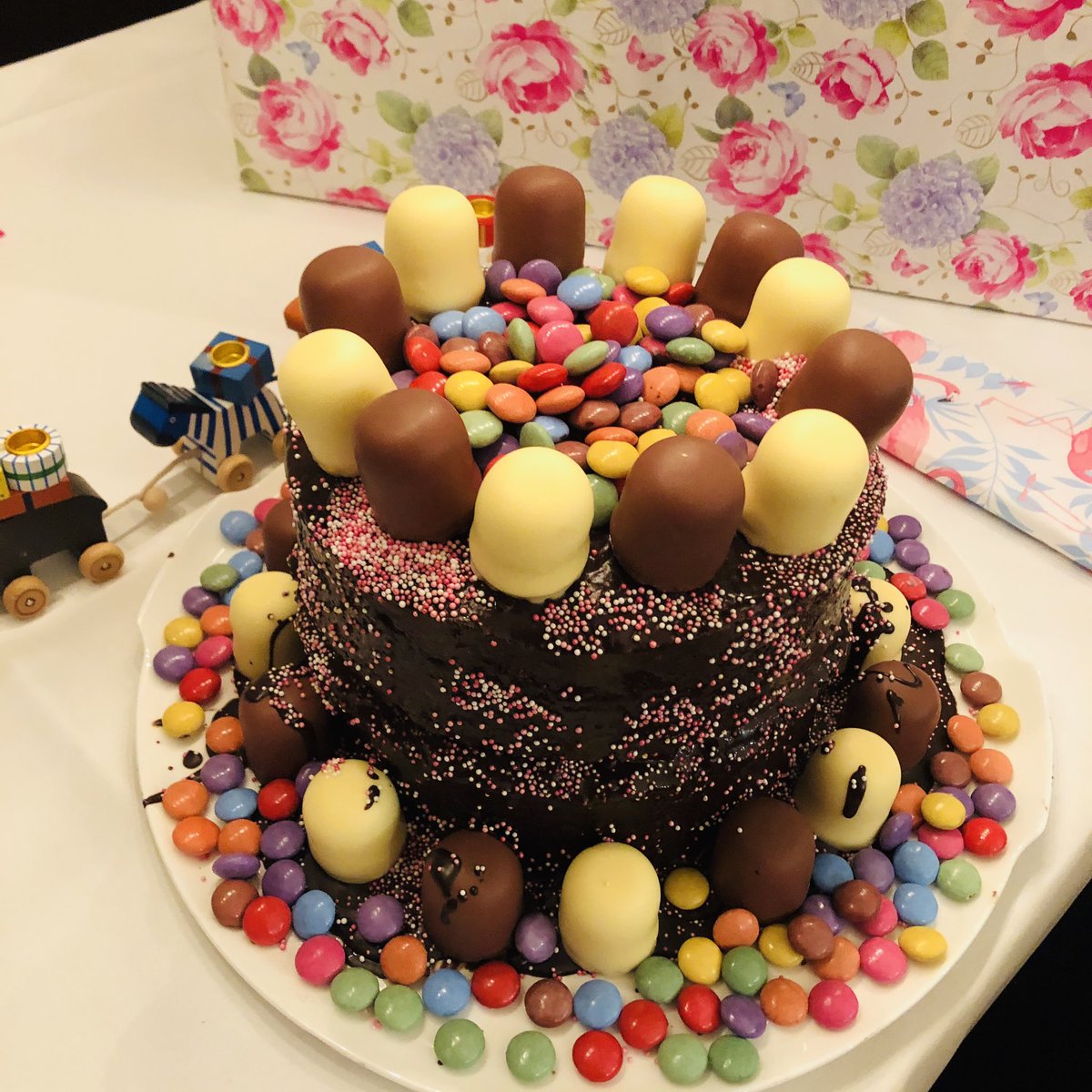 frankzdeluxe's tweet photo. Mamas Meisterwerk zu Hollys Geburtstag morgen ist fertig😍 #Geburtstagstorte #HappyBirthday #LifeisGreat https://t.co/Lrce78GN96