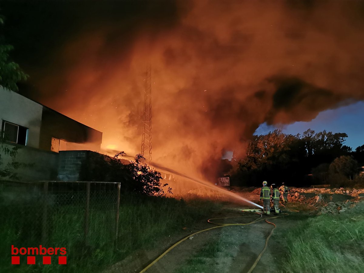 bomberscat's tweet photo. Donem per estabilitzat l'incendi d'indústria de Sarrià de Ter. El foc encara crema però està contingut. Continuem treballant una trentena de dotacions #bomberscat.
https://t.co/a9QfrbL3XY https://t.co/X989v6tRb9