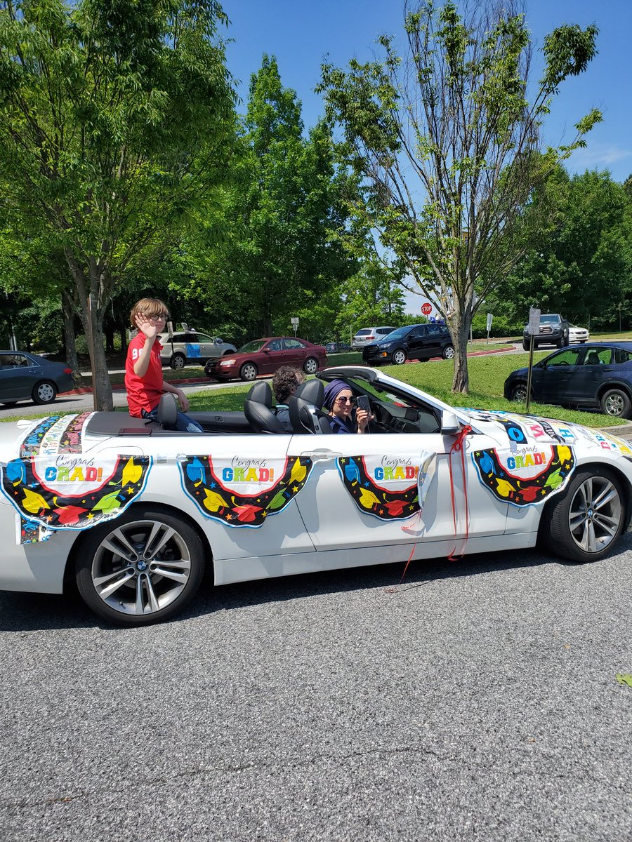 BaileyESOL's tweet photo. Such a fun way to celebrate our 5th graders!! #FCSrising @ManningOaksFCS https://t.co/W1E905IseS