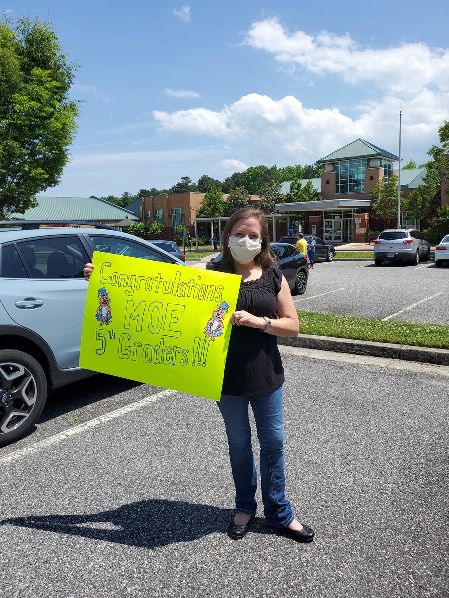 BaileyESOL's tweet photo. Such a fun way to celebrate our 5th graders!! #FCSrising @ManningOaksFCS https://t.co/W1E905IseS