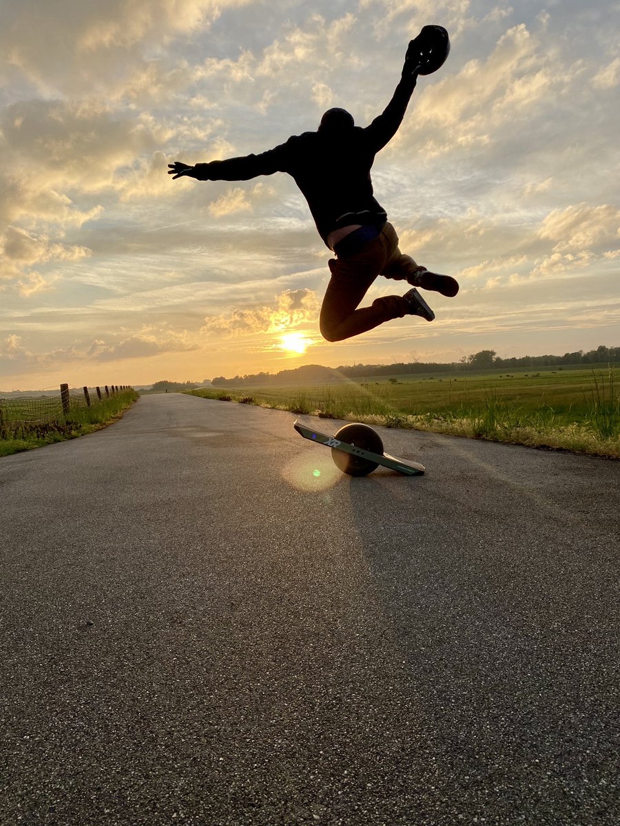 witekkreft's tweet photo. It was the best investment in 2020 🛹🤗these moments are priceless🏄‍♂️ @RideOnewheel https://t.co/WZ6Qfg1lJm