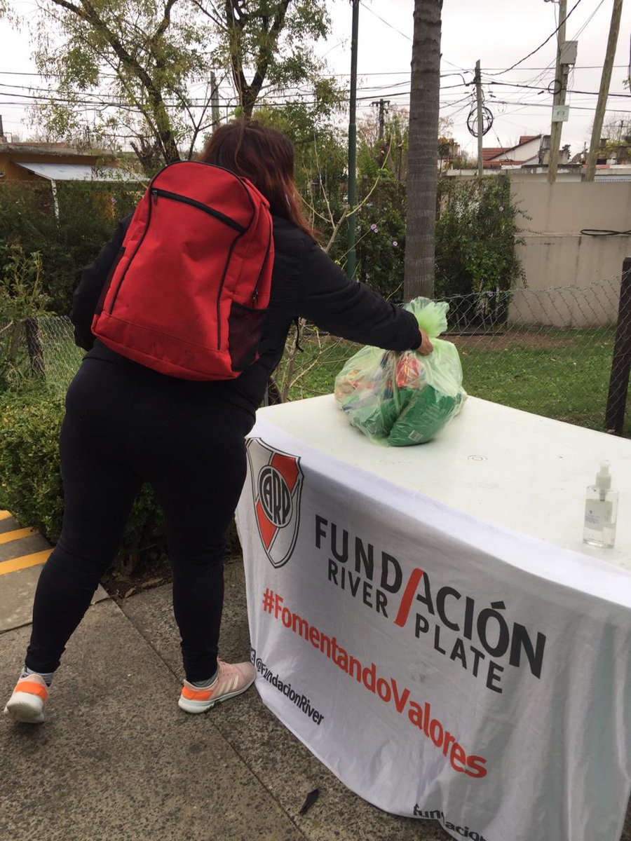 Esta semana nos reencontramos con los padres de nuestras escuelitas, estuvimos entregando máscaras protectoras, bolsón de alimentos e higiene en Lomas de Zamora, Hurlingham y Villa de Mayo.
¡Gracias <a href="/Cotnyl/">Cotnyl S.A.</a> y <a href="/Redsolidaria/">redsolidaria</a> por las mascaras!
#FomentandoValores #amor #RiverPlate