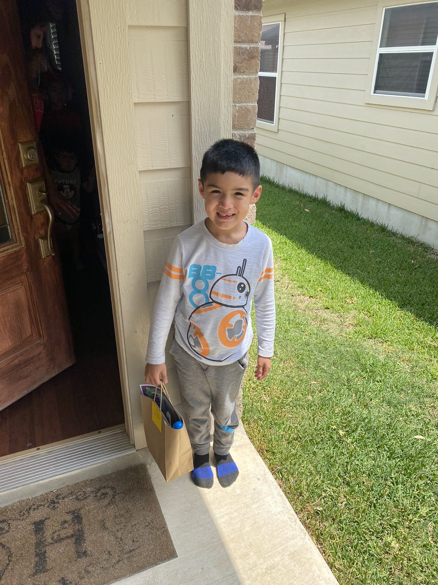 Iwrite94's tweet photo. Caught you Reading goodie bag drop off. #caughtyoureading #read #readingcommunity @nisdelemelar @Fields_PTA @2ndFields @Fields3rd  @jenni6_hammond https://t.co/O5wIFnmYRp