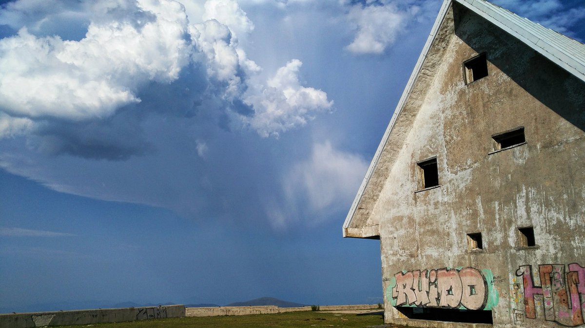 Hoodeeeiiii's tweet photo. [#ARCHIVO]

17 de #julio de 2017

#Cumulonimbo con #virga captado desde #PicónBlanco, #Burgos. Convección muy curiosa y solitaria en los montes de #Ordunte, entre #Bizkaia y #Burgos. Partía de base alta, sin descargas eléctricas, y con #yunque bien definido. Impresionaba verlo. https://t.co/h4pyaDzAFT