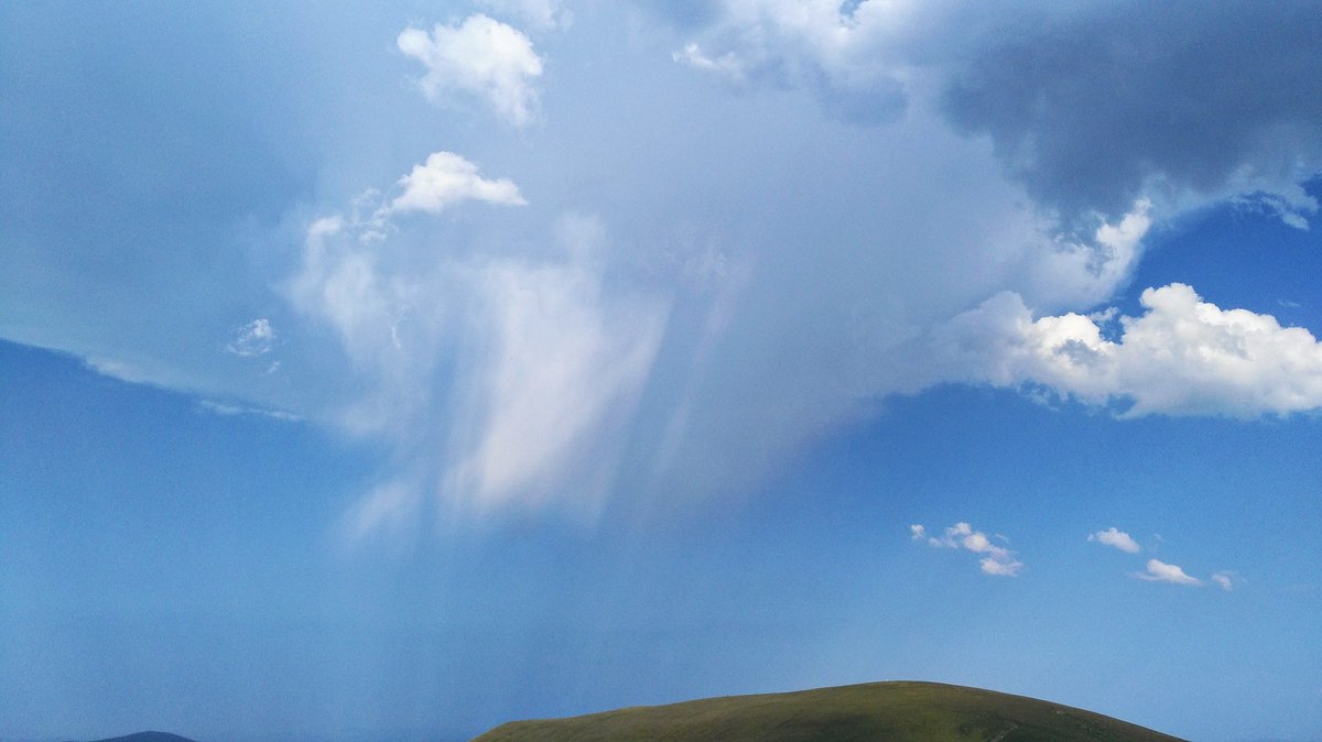 Hoodeeeiiii's tweet photo. [#ARCHIVO]

17 de #julio de 2017

#Cumulonimbo con #virga captado desde #PicónBlanco, #Burgos. Convección muy curiosa y solitaria en los montes de #Ordunte, entre #Bizkaia y #Burgos. Partía de base alta, sin descargas eléctricas, y con #yunque bien definido. Impresionaba verlo. https://t.co/h4pyaDzAFT