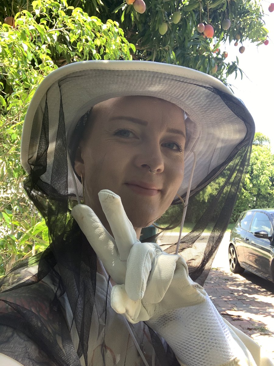 first i geared up! i have a full suit but tbh it’s hot as hell to wear and it makes me hella clumsy, so i opted for my veil and my gloves (and ngl i abandoned one glove because i couldn’t feel my fingers or take pics to review)