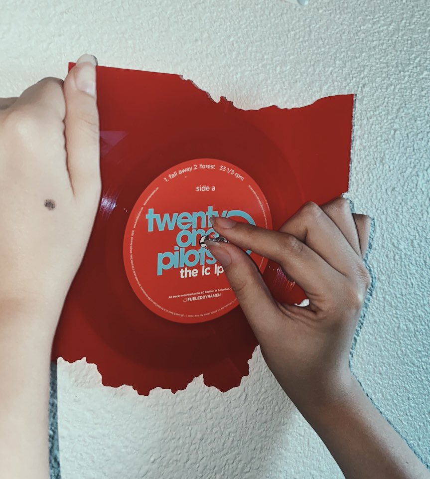 alternatively, NEVER display your vinyl on the wall out of their sleeve !!!! displaying them without their sleeve could cause them to press against the wall and create scratches, it can collect dust that could make it difficult to clean, and could even warp them ! (shown below)