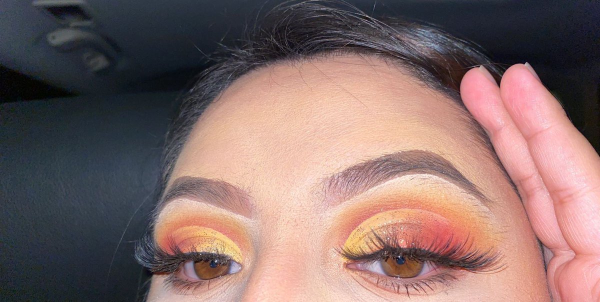 _iamangeles's tweet photo. Tropical sunset? Idk I fw it tho #cutcrease #sunseteyeshadow #makeup #mua https://t.co/g8f9YHPp2e