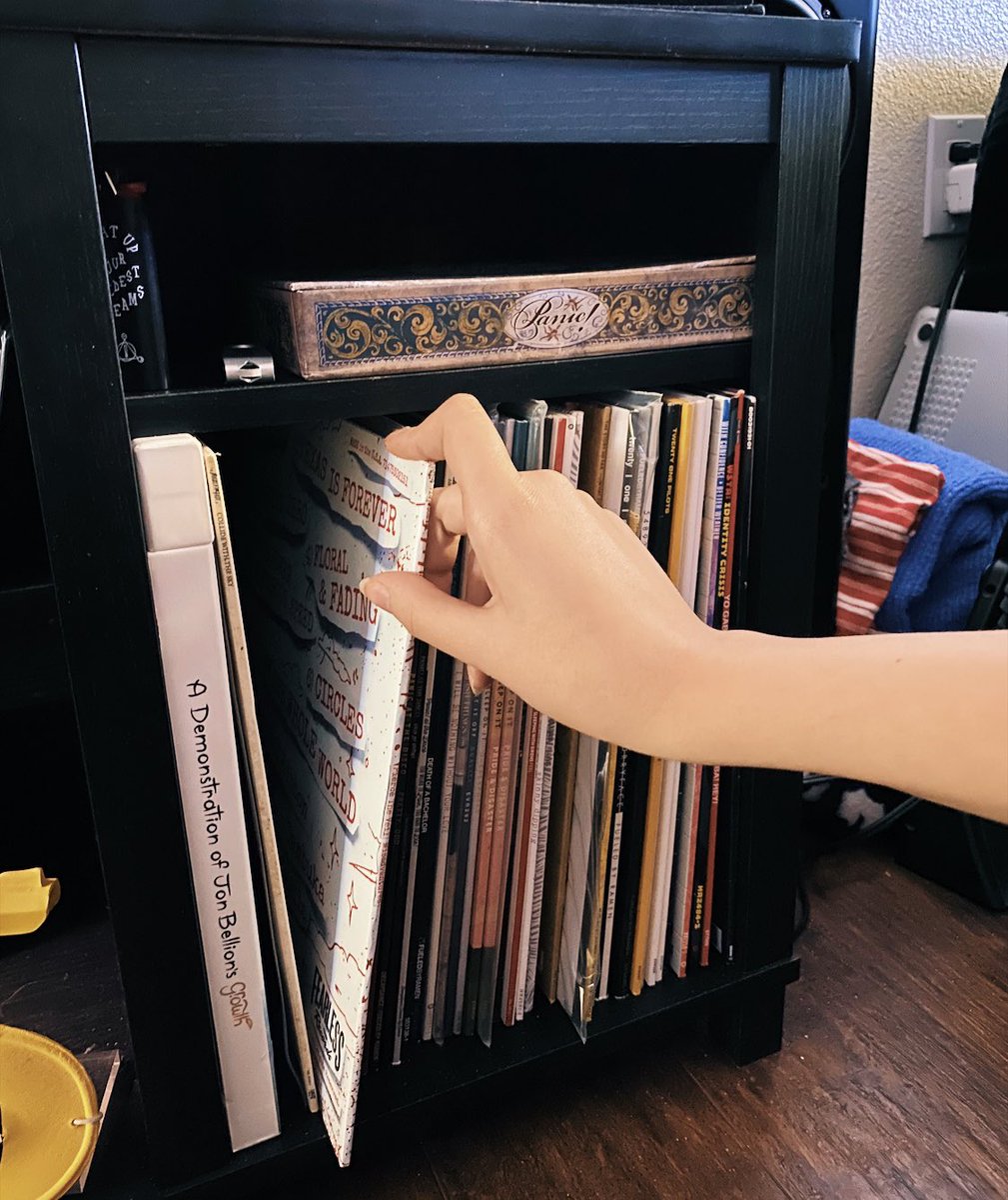  𝖘𝖙𝖔𝖗𝖆𝖌𝖊 vinyl records should ALWAYS be stored upright (pic 1) as opposed to stacked (pic 2). stacking vinyl on top of each other causes them to warp and bend which can result in unplayable records !