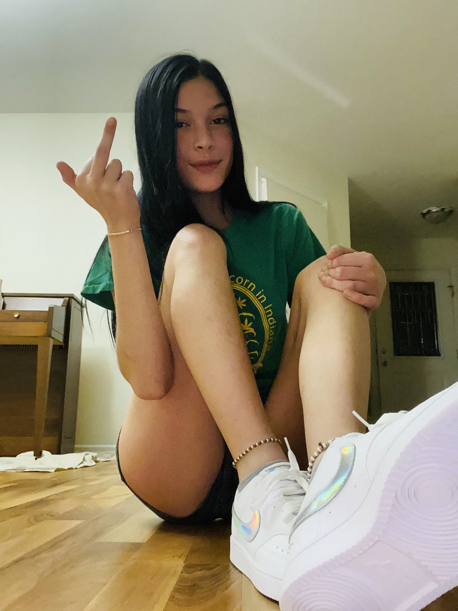 Who likes my new shoes. Perfect to stop your puny little face.🥰

#findom #finD #footfetısh #snfet #financialdomination #findomme #finsub #FindomBrat