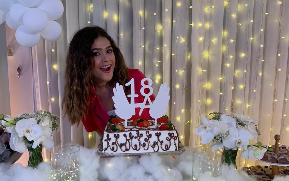 Na live da <a href="/maisa/">+a</a> tem os docinhos e o bolo #50 Brigadeiro com Creme e Morangos da Sodiê #Maisa18 🎂