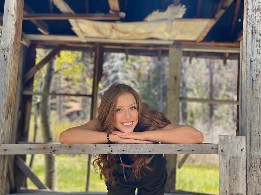m_vilardi17's tweet photo. new and improved senior pics 🤩 https://t.co/TryTUysIse