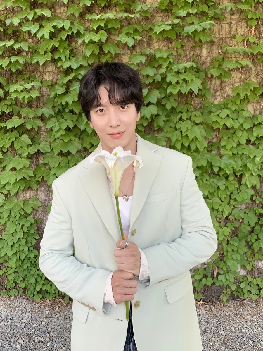 TookJYH's tweet photo. 【Official】 200519  정용화 화답(和答) 프로젝트 Vol.1 

[📸] 정용화의 화답(花答)

백합의 꽃말은 "변함없는 사랑"

변함없는 사랑으로 함께해요🤍

#정용화 #YONGHWA 
#화답프로젝트 #REPLYPROJECT
#너_나_우리 #Wouldyoumarryme 
#우쥬메리미
#CNBLUE #씨엔블루 https://t.co/xsawNWEA2I