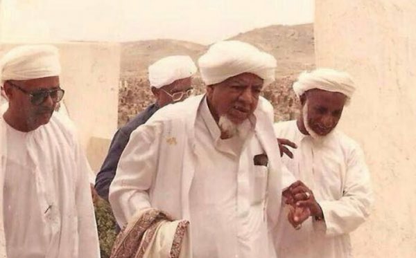 Husen_Jafar's tweet image. Habib Abdul Qadir Assegaf pernah jarinya kejepit pintu mobilnya krn ada seorang umatnya yg menutupkan pintu itu. Di depan umatnya itu, ia menahan sakit, seolah tak kejepit. Kenapa? Krn ia tak mau umatnya yg begitu mencintainya itu merasa bersalah.