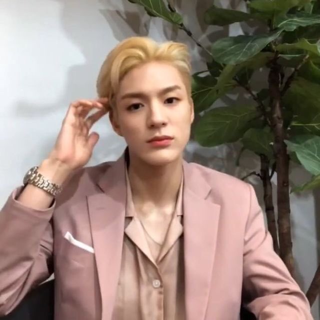 that time jeno broke nctzens with a blonde undercut and pink suit