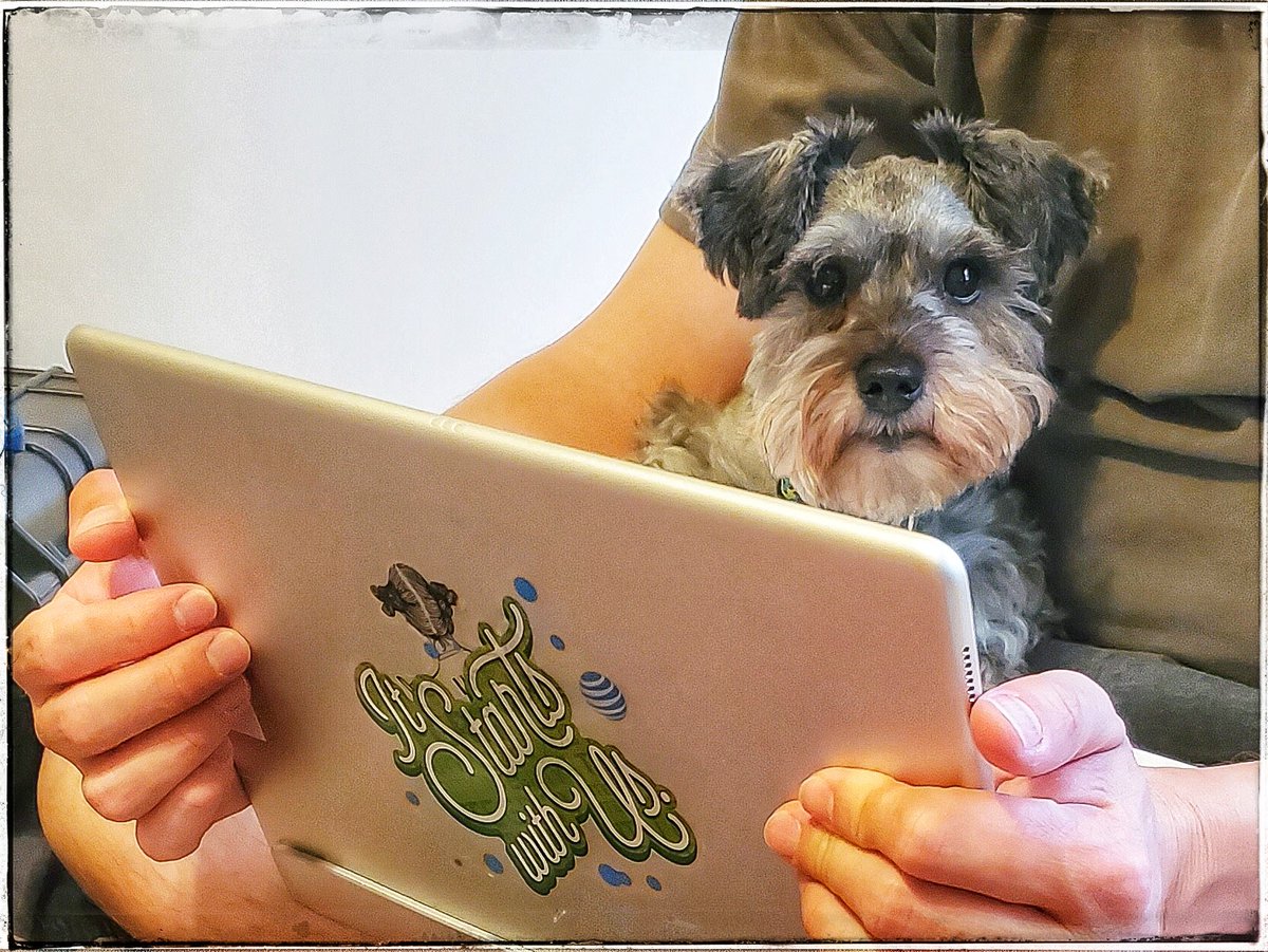 Helping mom troubleshoot her iPad. 🍕🍔
#LifeatATT #workingfromhome 
I better get some treats for this!