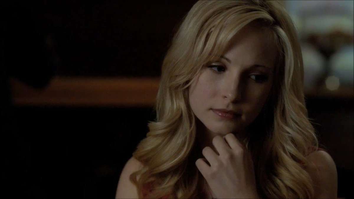 ok. damon and caroline first saw each other at the grill, smiled, there was an attraction from the first moment