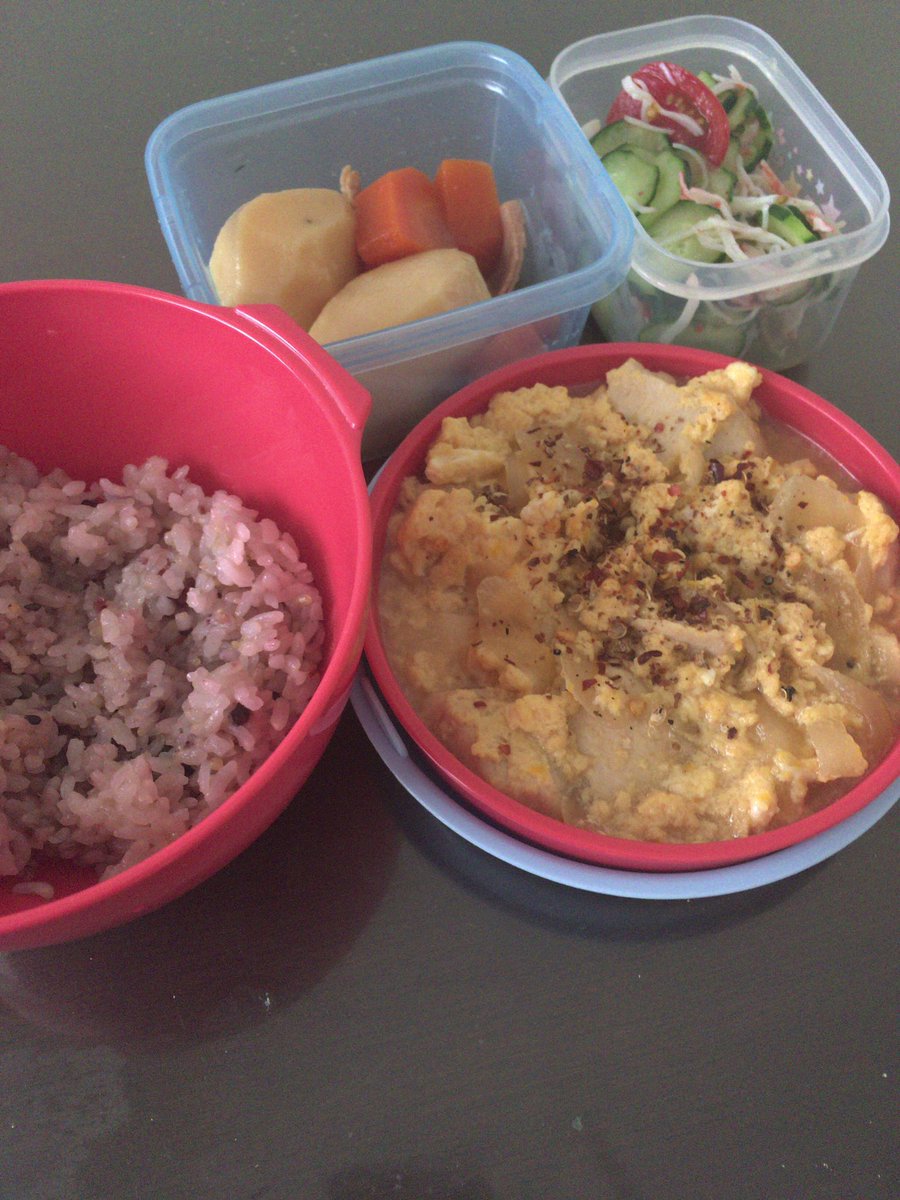 かい 今日のお弁当 鶏むね肉の親子丼 新じゃがと人参の茅乃舎だし煮 トマトときゅうりの酢の物 親子丼には麻辣ペッパー お弁当 作り置きおかず 雑穀5分づきご飯 麻辣ペッパー 辛いもの大好き