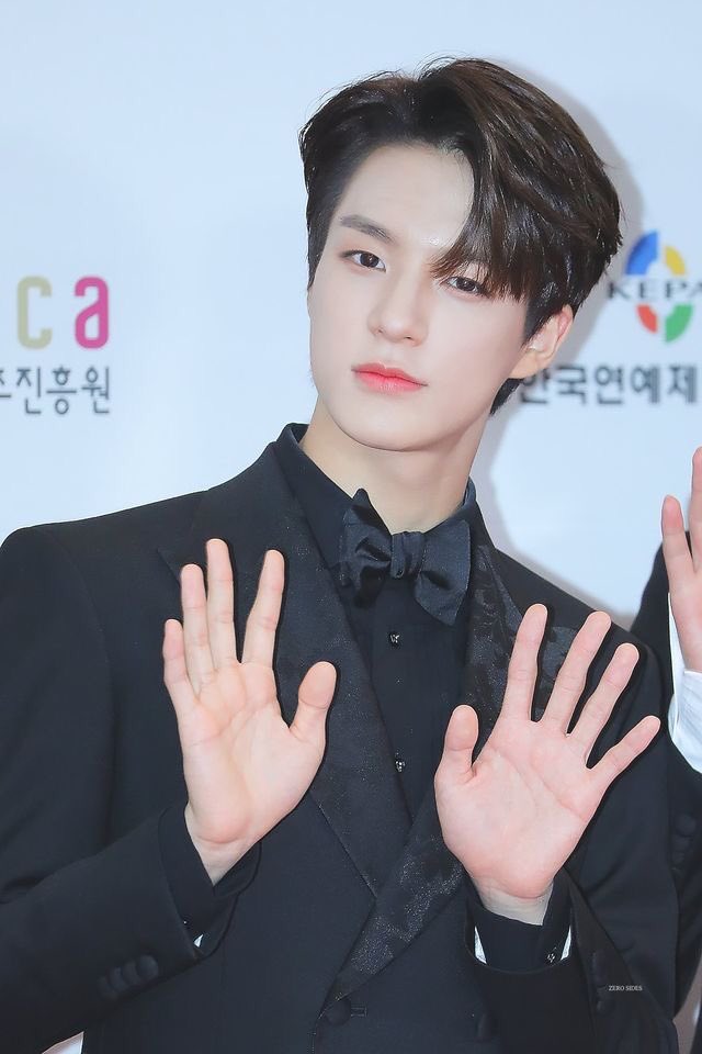 just jeno looking fine af in a suit
