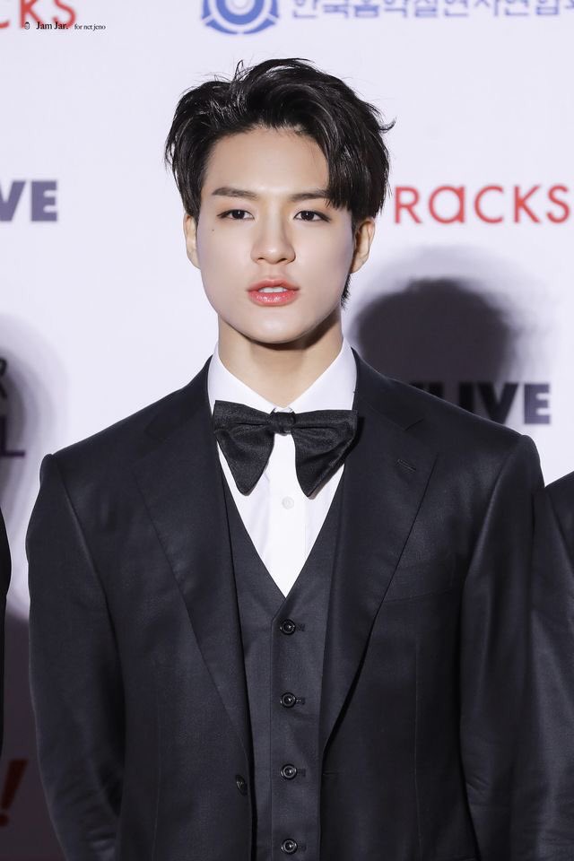 just jeno looking fine af in a suit