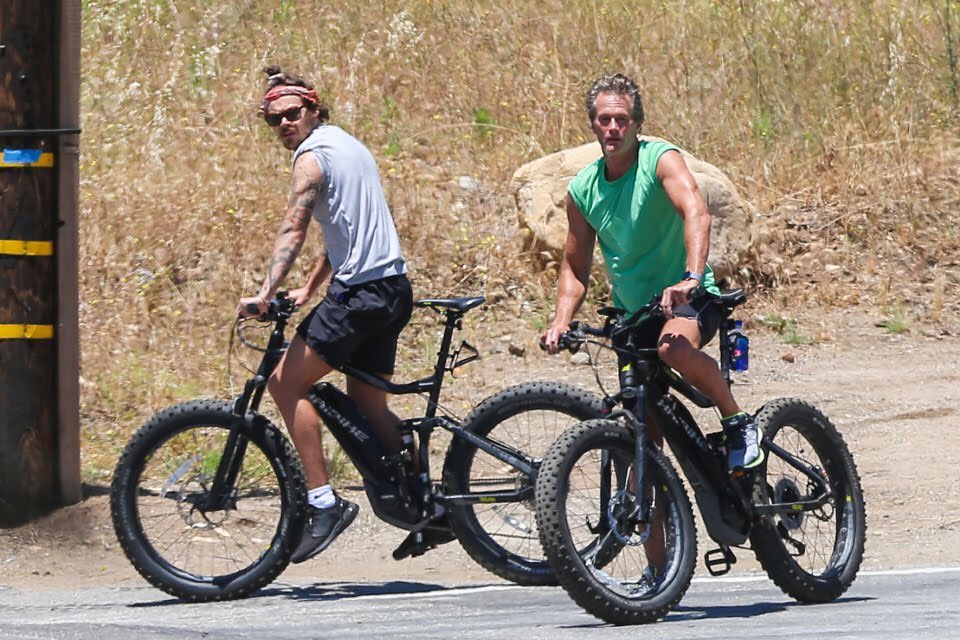 UpdatesZH's tweet photo. Harry out in LA https://t.co/aE2v73LgLg