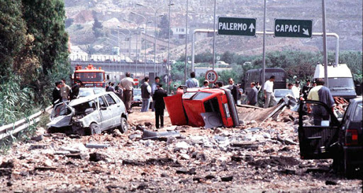 eiohere's tweet photo. 23 maggio 1992, la strage di Capaci.
Abbiamo il dovere di ricordare e condividere.
Nella giornata contro ogni forma di criminalità organizzata, io non voglio stare zitta. Nel mio piccolo condividerò un pezzo di storia molto importante.
Prendetevi cinque minuti per leggere. https://t.co/tYiD4Tk54L