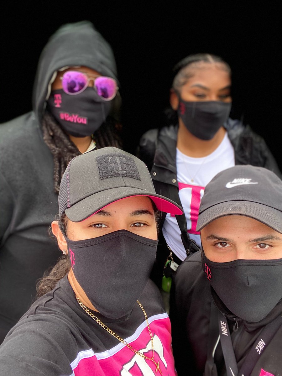 tiffthetechie's tweet photo. We don't take team photos much because you know we be working!! 🤑 Thanks to the rain we had some time today!! #TMobileTruck #TMobileYoUniform #NERules #BEYou #TMobileGear #OneTeam https://t.co/ytZKsVXQot