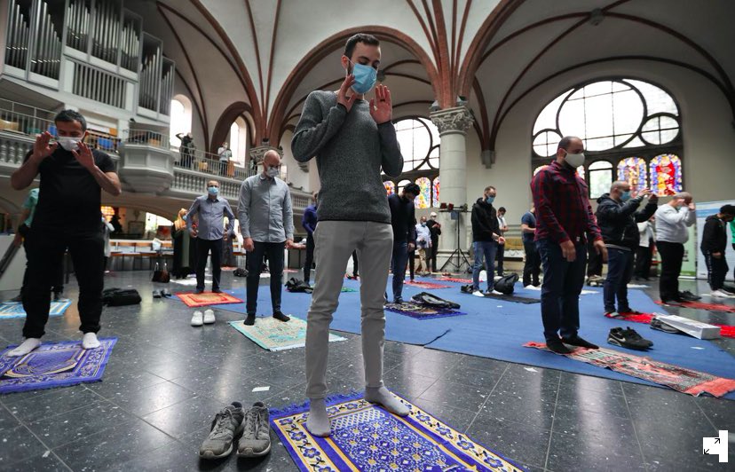MÜSLÜMAN #İSEVİLER Mİ?

Almanya Berlin'de büyük bir kilise;
Müslümanların #CumaNamazı’nı rahat kılabilmeleri için kapılarını açtı.
Müslümanlar da #SosyoFizik mesafe kuralına uyarak namazlarını bir güzel edâ ettiler.
Bu, #Haçlı zihniyetinin deği, #İsevî ruhâniyetin bir tezâhürü...